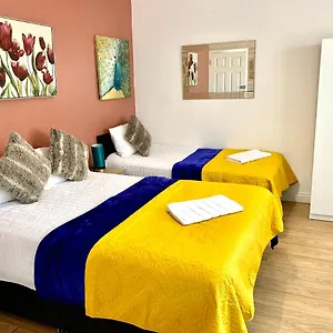 Apartment Ensuite With Small Kitchenette, Private Bathroom And Parking, Ilford